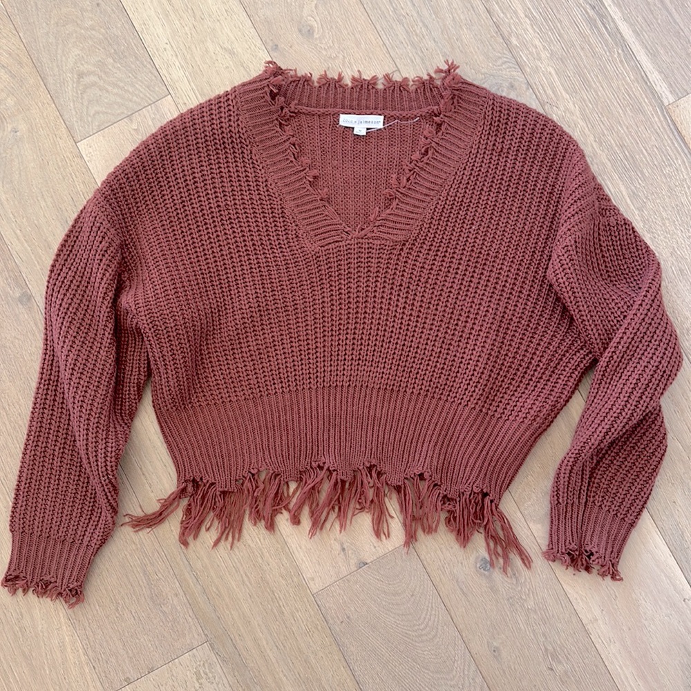 Burgundy v neck sweater with shark bite hem size M, worn once, cropped fit